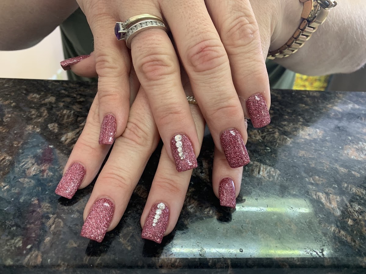 Rose-pink glitter nails with delicate pearl accents